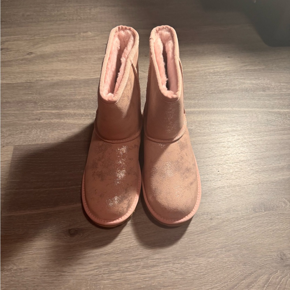 Pink kids size 6 Uggs are brand new in its original box.